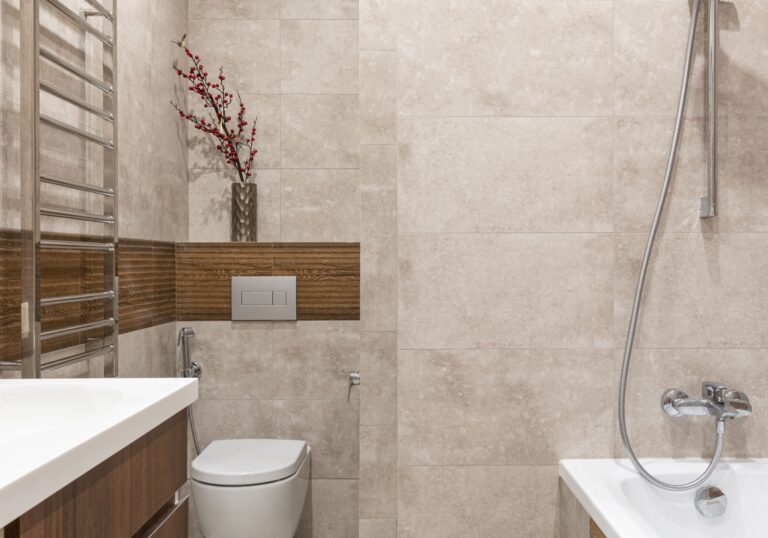 Enduit mineral lisse dans une salle de bain