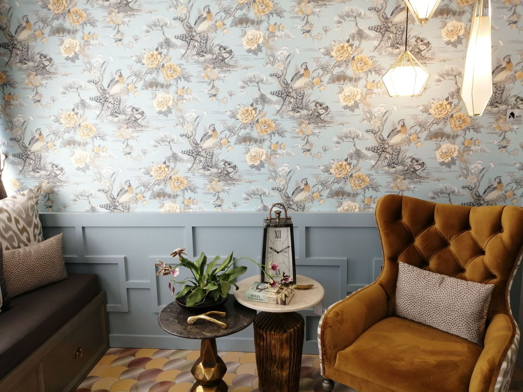 Mur jaune moutarde dans un salon
