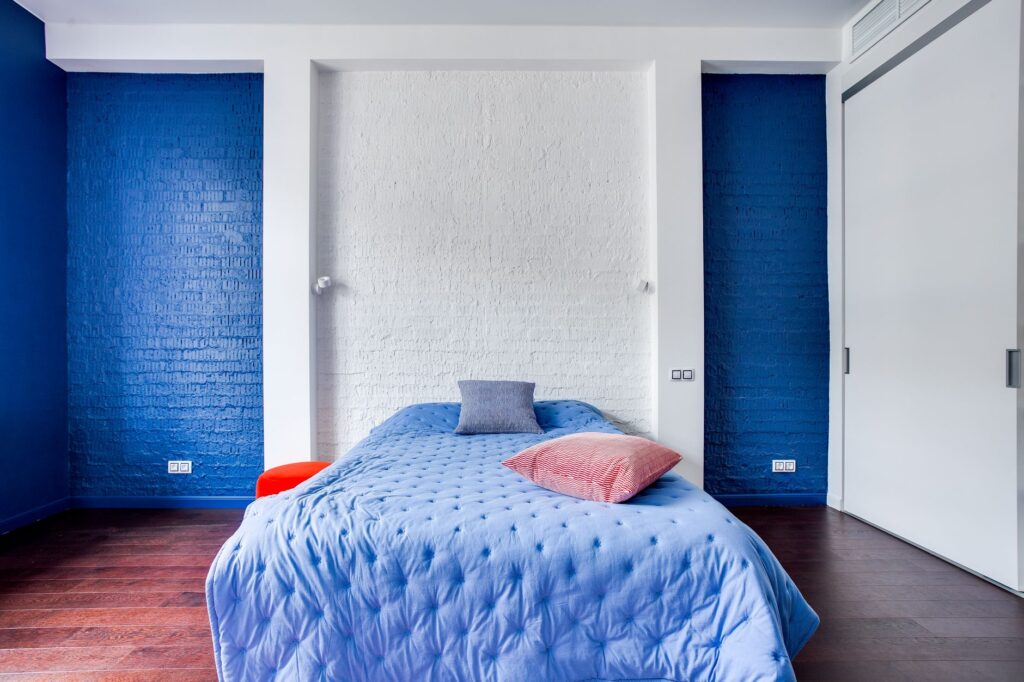 Mur d’accent ou total look : deux philosophies, un seul mur