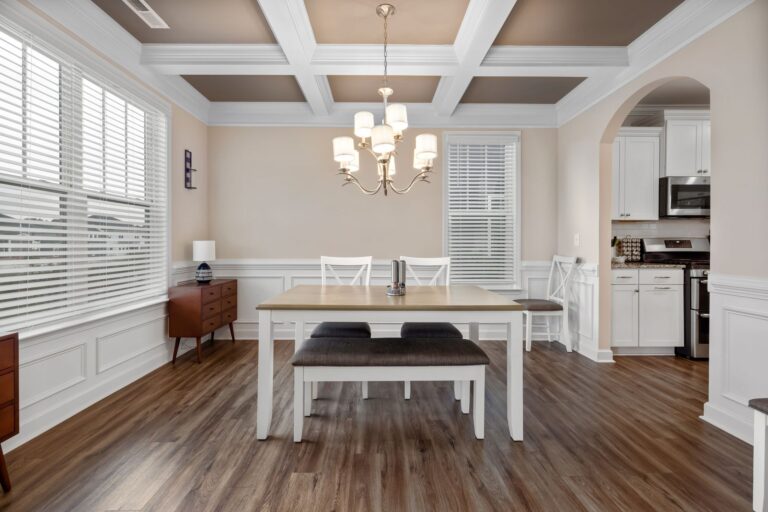 Soubassement en boiserie ou en peinture : lequel vieillit le mieux ?